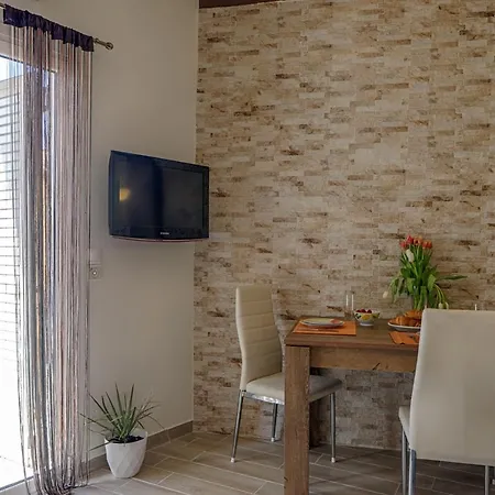 Renas Cosy * Corfu (city)